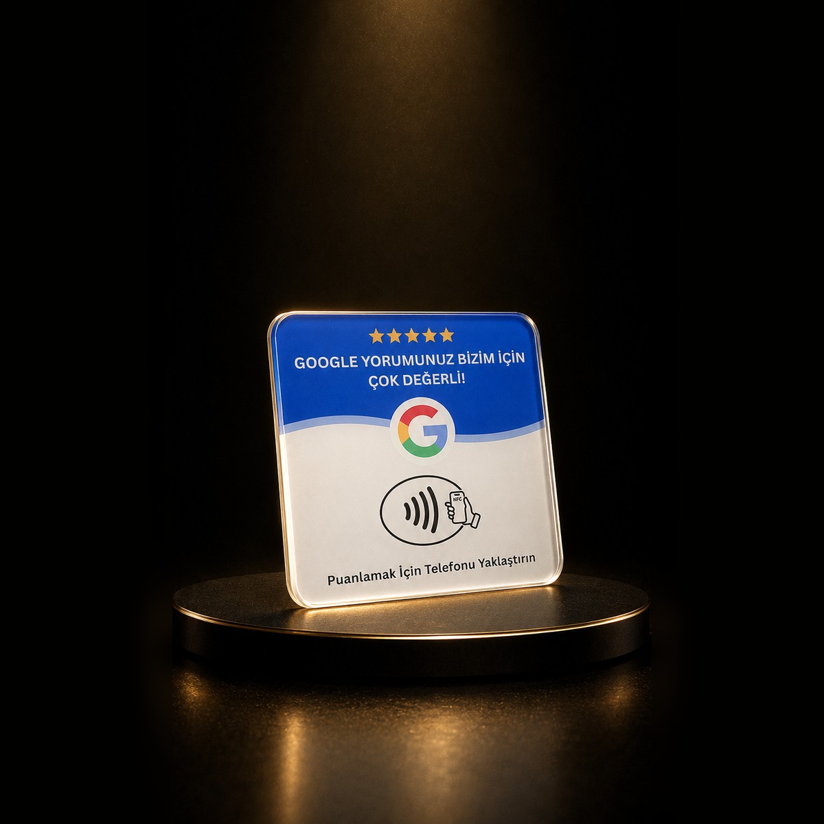 Google Yorum Levhası spot ışığıyla aydınlatılmış podyumda